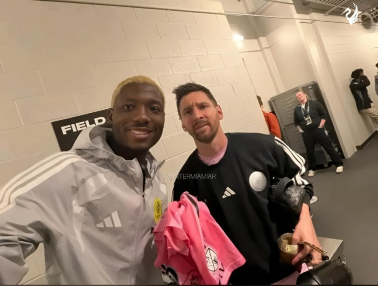 开云登录网址入口-纳什维尔后卫赛后拿到梅西球衣，社媒晒照：无比自豪