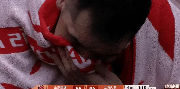 开云登录入口地址-山东末节落后上海30分，陶汉林替补席毛巾捂脸擦拭眼泪